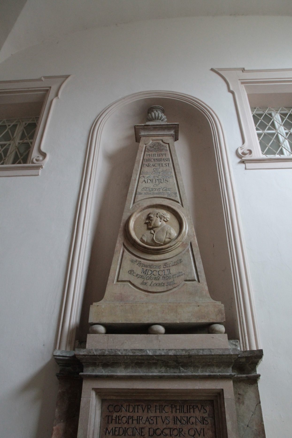 Paracelsus%27%20tomb%2C%20Salzburg%20-%2003.JPG
